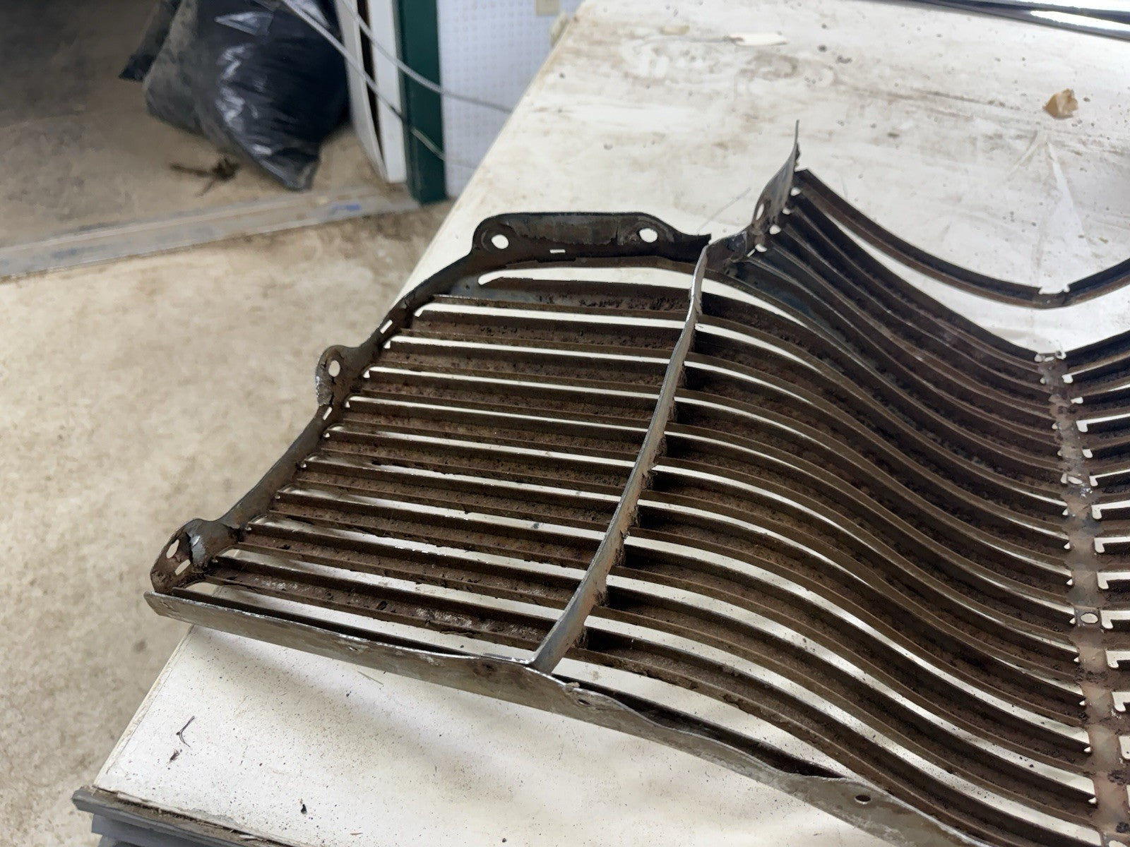 47318600