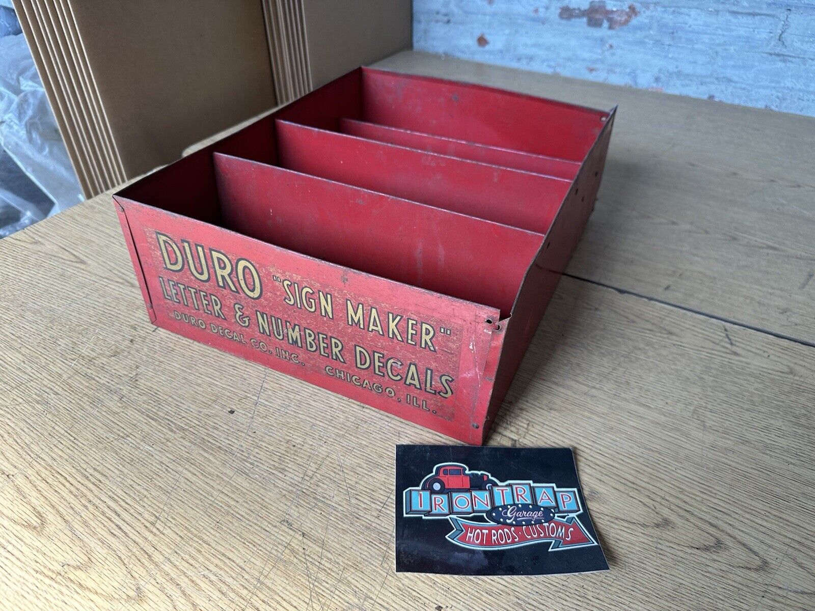 USA VINTAGE DURO DAN DECALS display店舗什器 DURO Decal Co Sign Maker Letter & Number Decals Red Metal Vintage